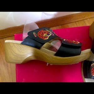 Algeria open toe shoes.